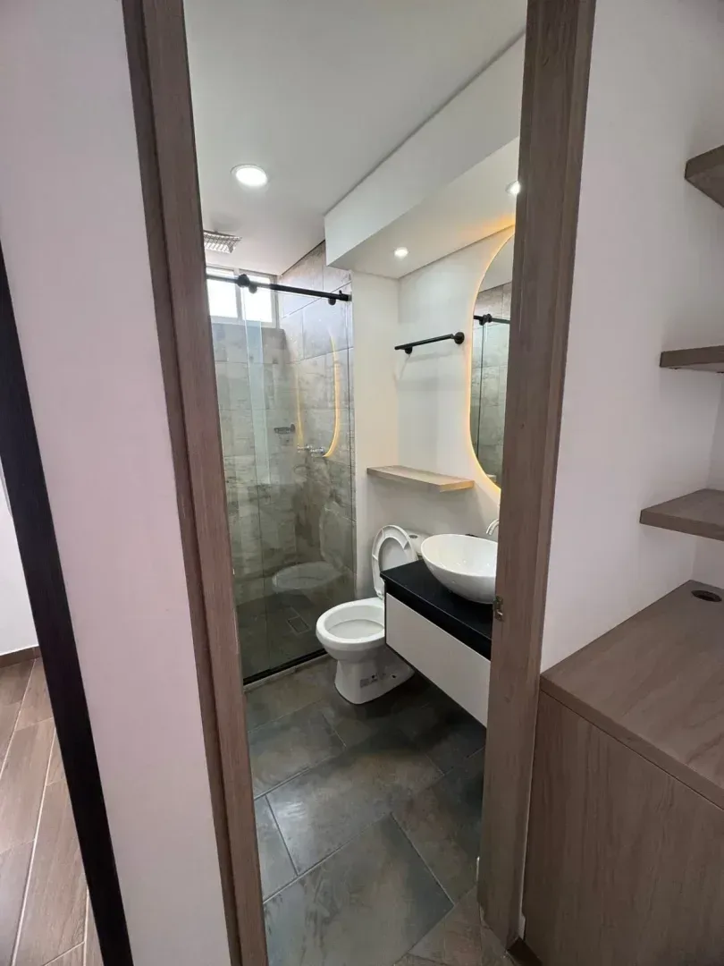 Baño con ducha en vidrio - Apartamento Urbano Park 715